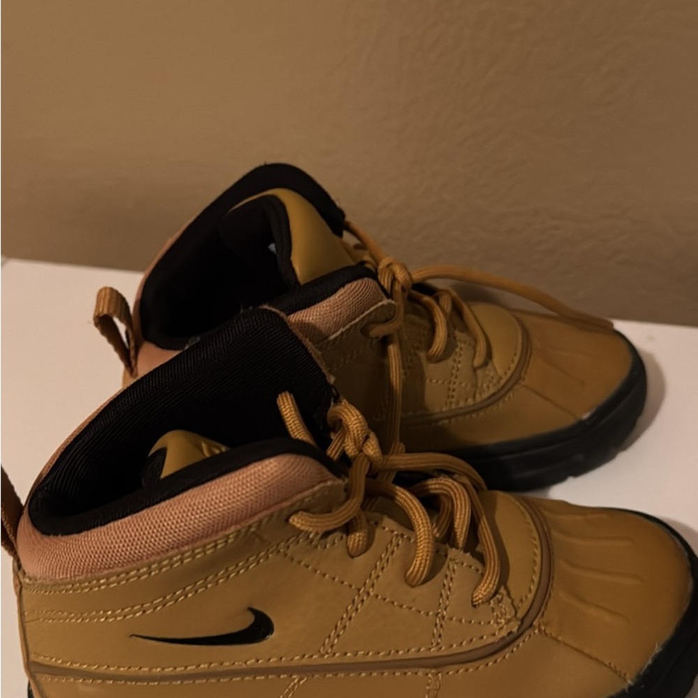SOLD 🔺 Nike Kids Tan and Black Boots